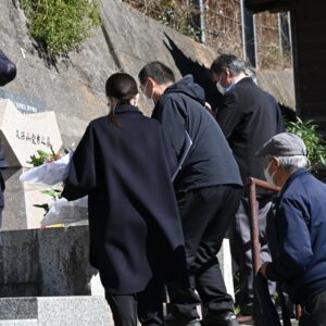 久保山愛吉さんの墓前に花をお供えする